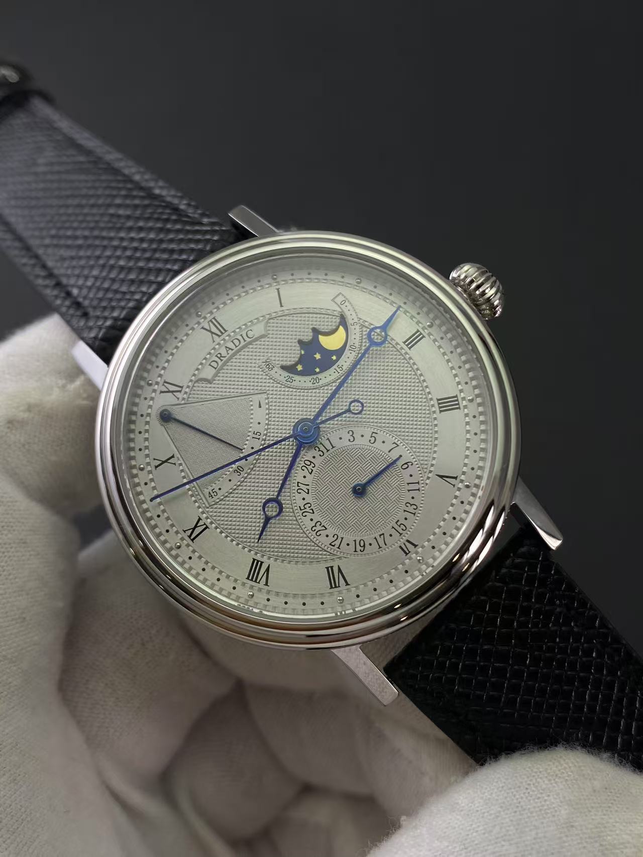 Luxe maanfase-polshorloge met  - Guilloché Dial Watch recensie en prijs