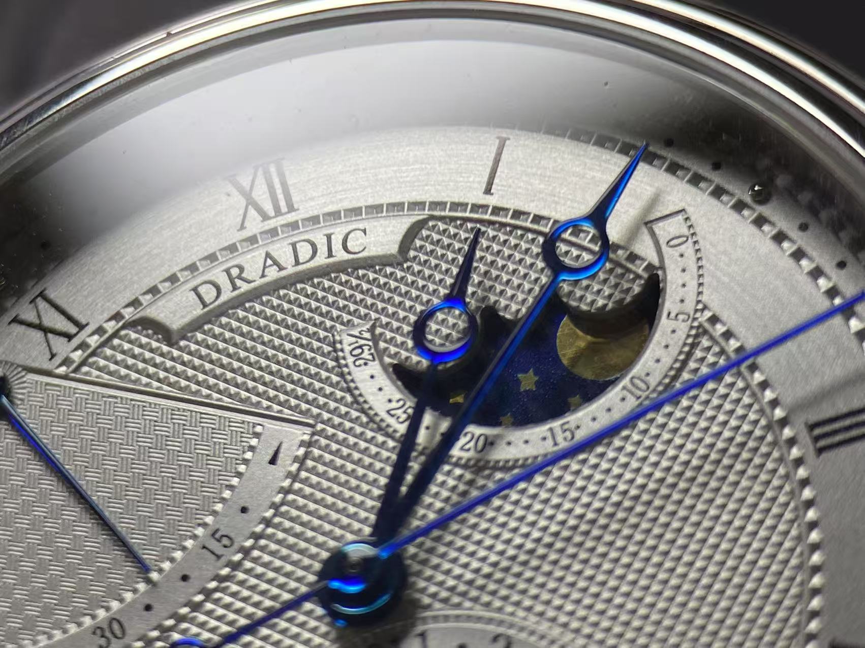 Luxe maanfase-polshorloge met  - Guilloché Dial Watch recensie en prijs